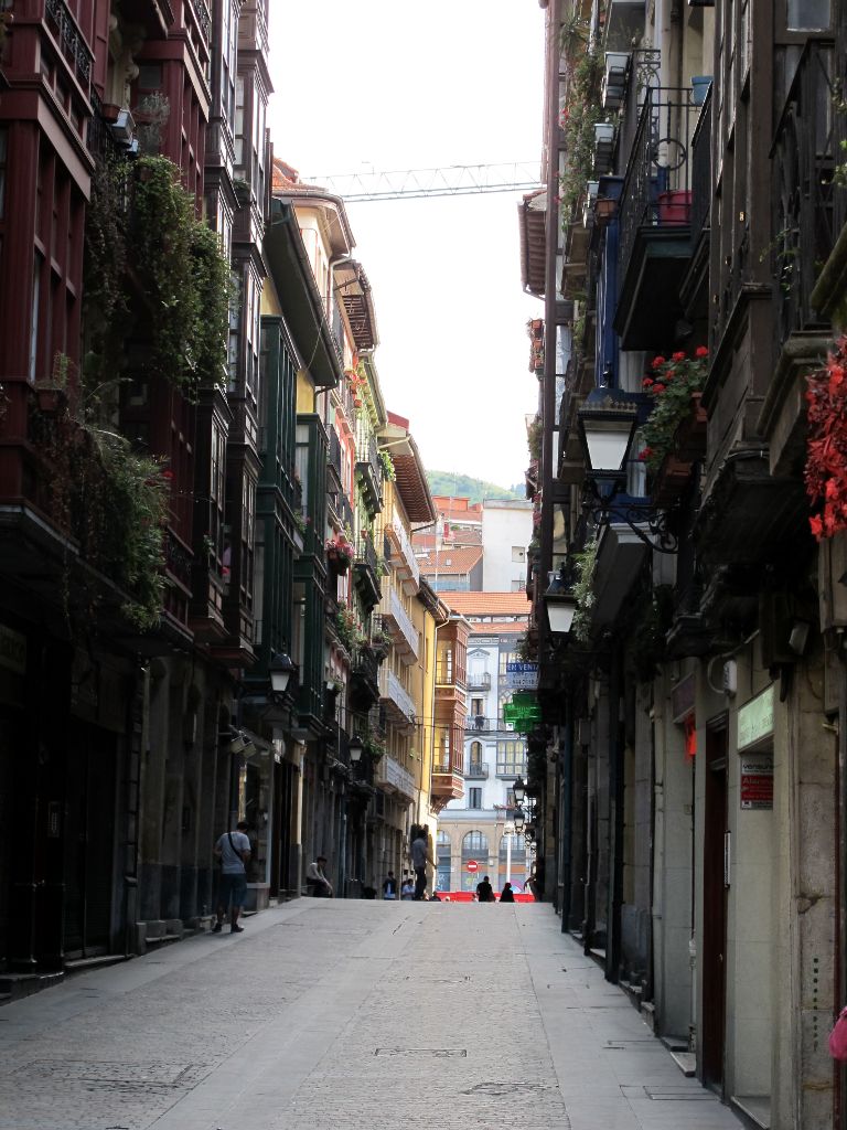Auch in der Altstadt Bilbaos öffnen die Restaurants abends meist erst gegen 21 Uhr.