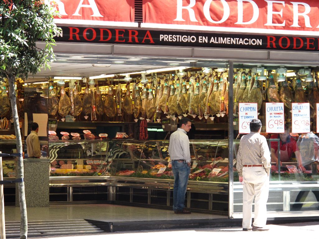 Schlachterei in Oviedo, an Schinkenauswahl herrscht kein Mangel