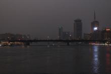 Dämmerung in Kairo: Es ist der Smog, der zusätzlich den Himmel verdüstert: Blick von der Brücke Kasr el Nil nach Norden.