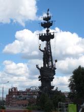 Das Denkmal für Kolumbus wollte keiner haben, also nahm der Bürgermeister seinem Spezi Surab Zereteli eine Statue Peters I. zum 300. Jahrestag der russischen Marine ab (sagen böse Zungen). Pläne, das 600 Tonnen schwere Grauen zu verschrotten, existieren. 