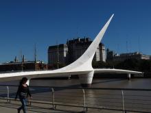 Der Entwurf für die 2001 eingeweihte Drehbrücke Puente de la mujer (Frauenbrücke) stammt von Santiago Calatrava.