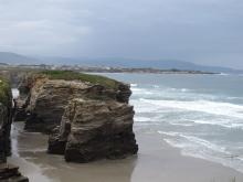Zurück in Galicien liegt der Kathedralenstrand (Playa de Las Catedrales) am Wegrand
