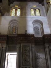 Im Mausoleum im Qalawun-Komplex. Das Muster unten in der Mitte ist kufische Schrift, eine alte Form des Arabischen.