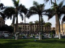 Die Rasenflächen vor der Al Hussein-Moschee gehören zu den saubersten in Kairo.