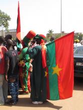 Zur letzten Etappe, einem Rundkurs durch Ouagadougou, werfen sich die Fans in Schale