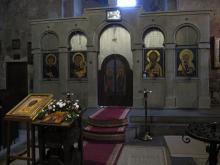 Hinter der Bilderwand auf der Ostseite, der Ikonostase, befindet sich der Altarraum, wo der Priester die Messe zelebriert