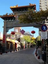 Der Eingang zum Barrio Chino (Chinatown); an Abend bilden sich Schlangen vor den Imbiss-Läden