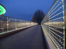 Die Friedensbrücke erscheint abends vor allem als Lichtspielzeug