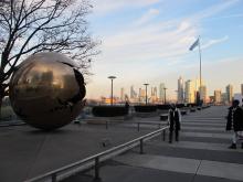 UNO: Auf internationalem Territorium: Blick von der United Nations Plaza auf Brooklyn