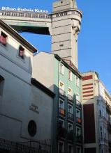 Féismo in Bilbao. Der Fahrstuhlschacht verbindet die Altstadt mit den neueren Vierteln auf dem Hang.