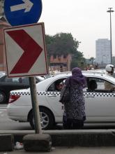 Wie man eine Straße überquert - Cairo-Style: An den Straßenrand stellen, den Blick auf die ankommenden Autos.