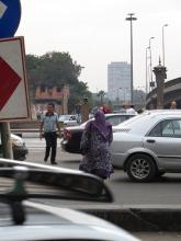 Wie man eine Straße überquert - Cairo-Style: Die Lücke abpassen und los
