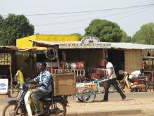 Das Ladenschild verrät es: Bourema et Frère handeln mit Rollerteilen - in Ouaga ein solides Geschäft, denn Roller sind das Hauptverkehrsmittel.