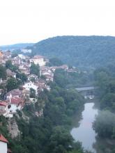 Die Altstadt von Tarnovo krallt sich auf dem Bergrücken über Yantra fest, die Frösche unten hört man trotzdem