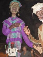 Beim Theaterfestival waren die Marionetten im Einsatz und zogen dann als unförmige Schatten durch die unbeleuchteten Straßen.