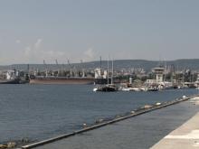 Die linke Seite der Mole in Varna