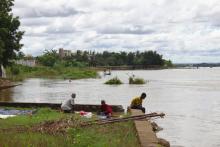 Am Südufer des Niger Richtung Westen - von Guinea im Westen kommend schlägt der Fluss einen Bogen durch Mali, bevor er sich nach Süden wendet und in Nigeria in den Atlantik mündet.