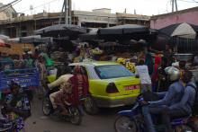 Sammeltaxis sind in Bamako gelb und wie in Ouaga erfreuen sich die Mercedes-Modelle bis 2001 (mit den eckigen Scheinwerfern) großer Beliebtheit.
