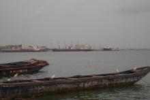 Von Yopougon aus der Blick über die Lagune auf den Hafen von Abidjan.