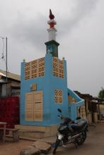 Das Sider-Denkmal entstand Anfang des 20. Jahrhunderts und soll vor bösen Geistern schützen. Es handelt sich um ein stilisiertes Minarett, das über den Hahn auf der Spitze Islam und lokale Glaubensvorstellungen verbindet.