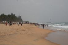 Am Strand von Grand Bassam, Blick nach Osten: Am Sonntag strömen die Leute zum Meer.