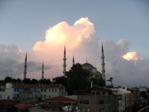 Über die Dächer des Touristenviertels ragt die Blaue Moschee