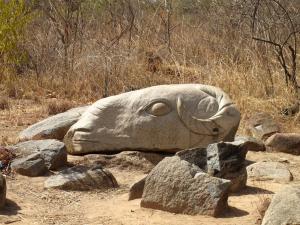 Als Material für die Skulpturen diente in Laongo der Granit direkt vor Ort