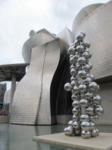 Guggenheim-Museum in Bilbao mit Anish Kapoors Baum